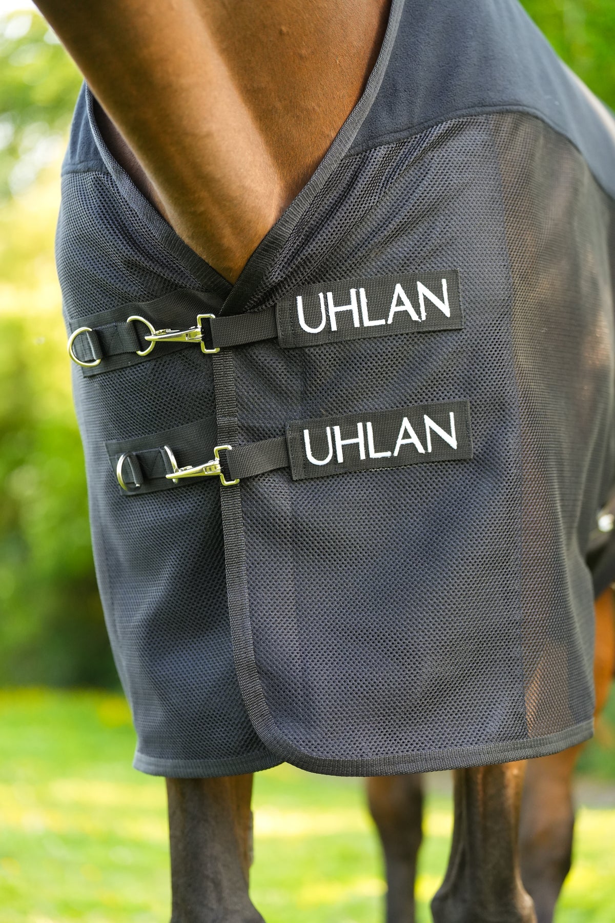 Uhlan combi mesh cooler rug close-up of breathable mesh front chest closure attachments